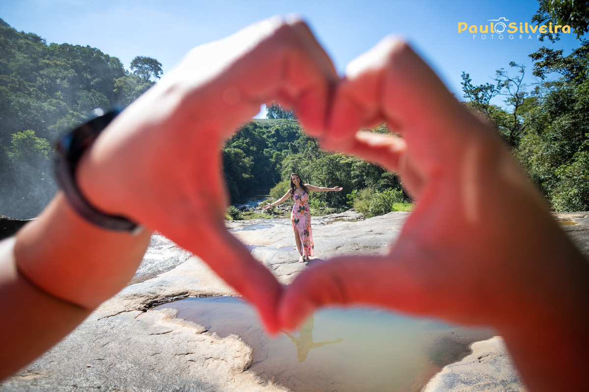 foto criativa brincadeira noiva dentro de um coração, cascata das antas