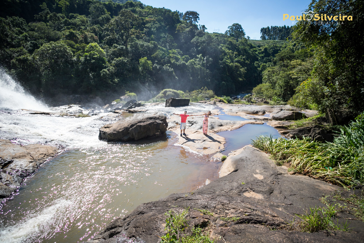 noivos no meio da pedras, piscinas naturais formadas entre as pedras - cascata das antas