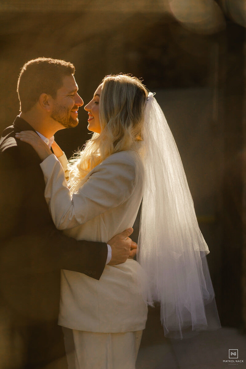 noivos no por do sol cidade