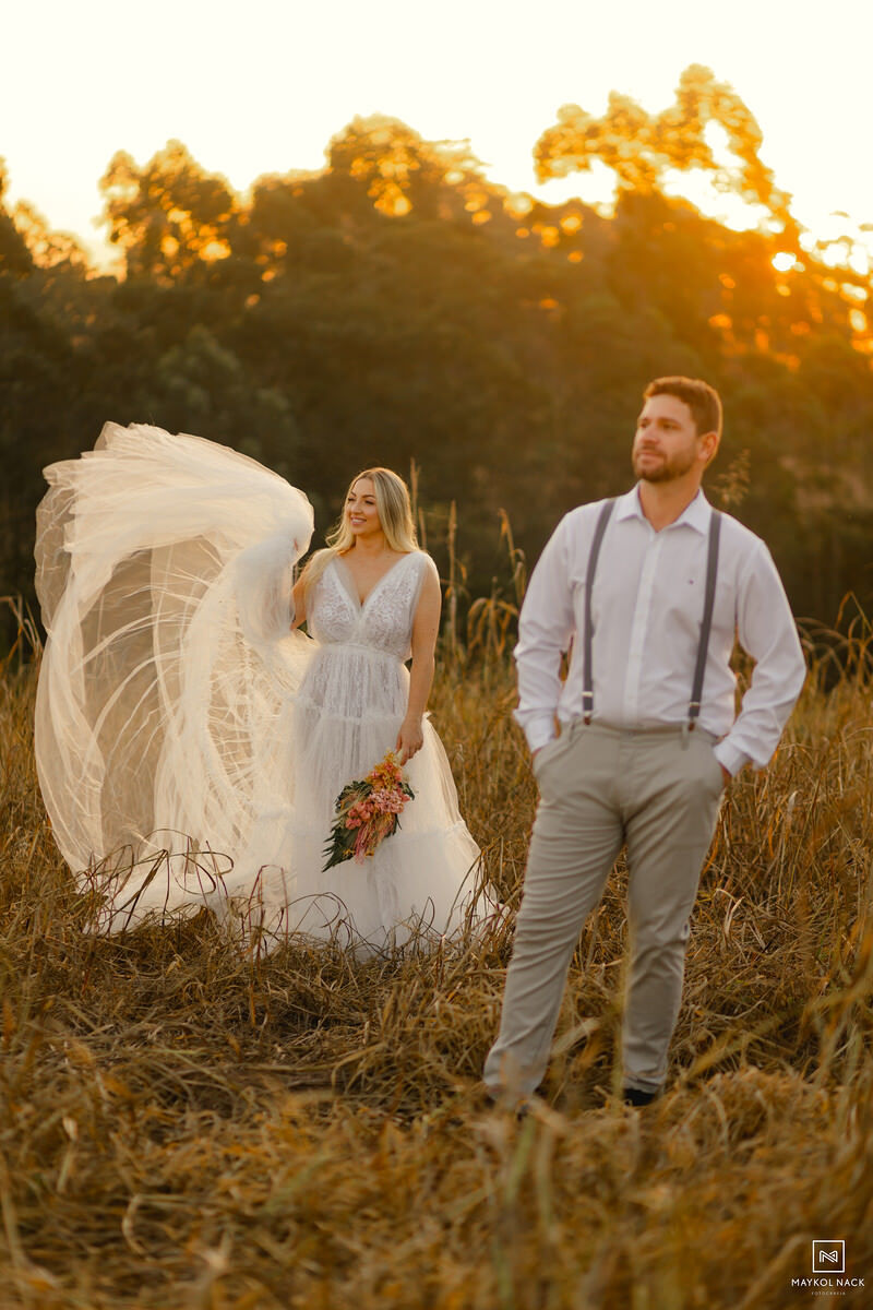 noiva com vestido de casamento em roça ensaio