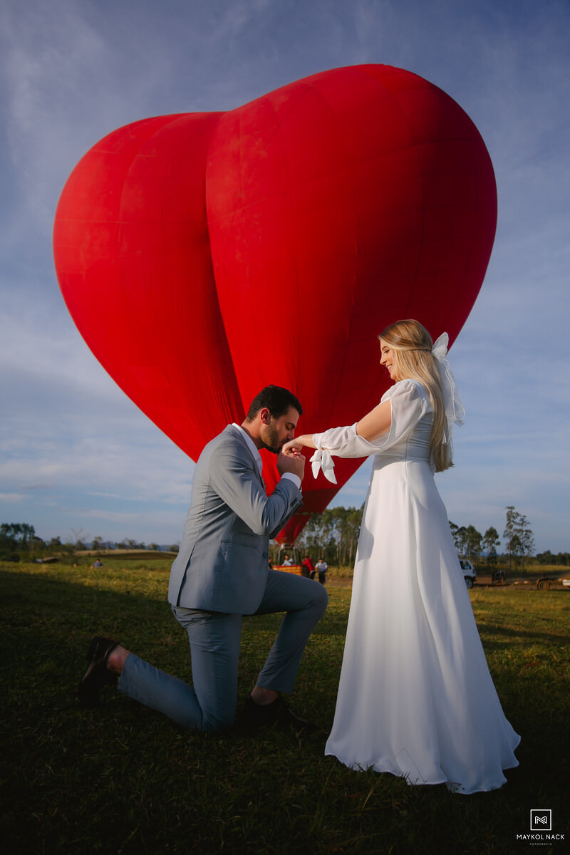 noivos em voo de balão de coração