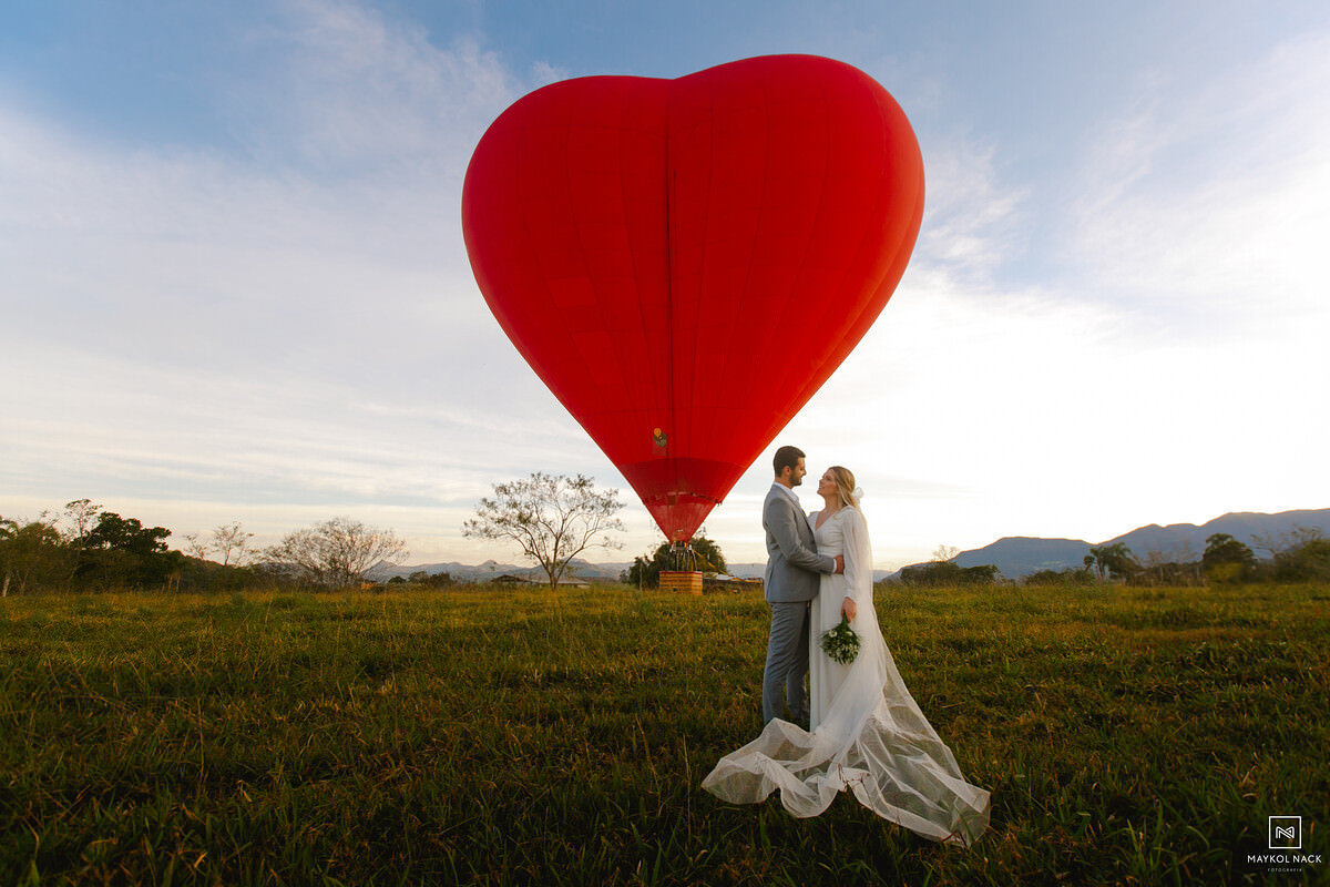noivos em ensaio pré-casamento balonismo