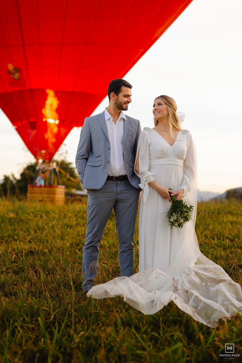 balão de coração com casal vestido de noivos