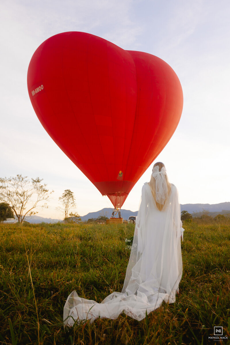 balão de coração com noiva vestida de branco