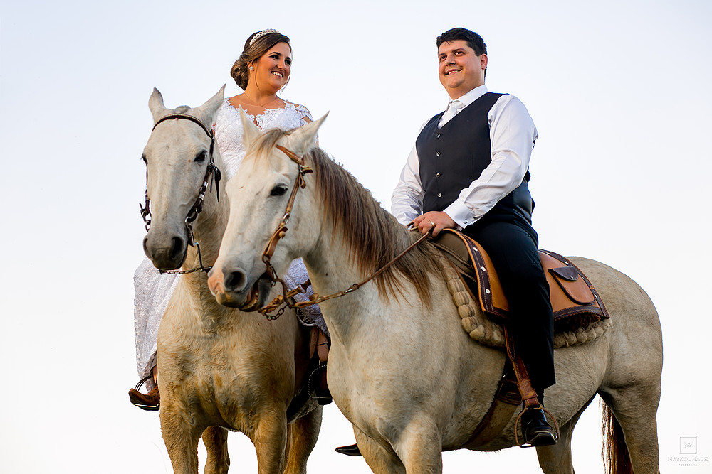 fotos de noivos com cavalos