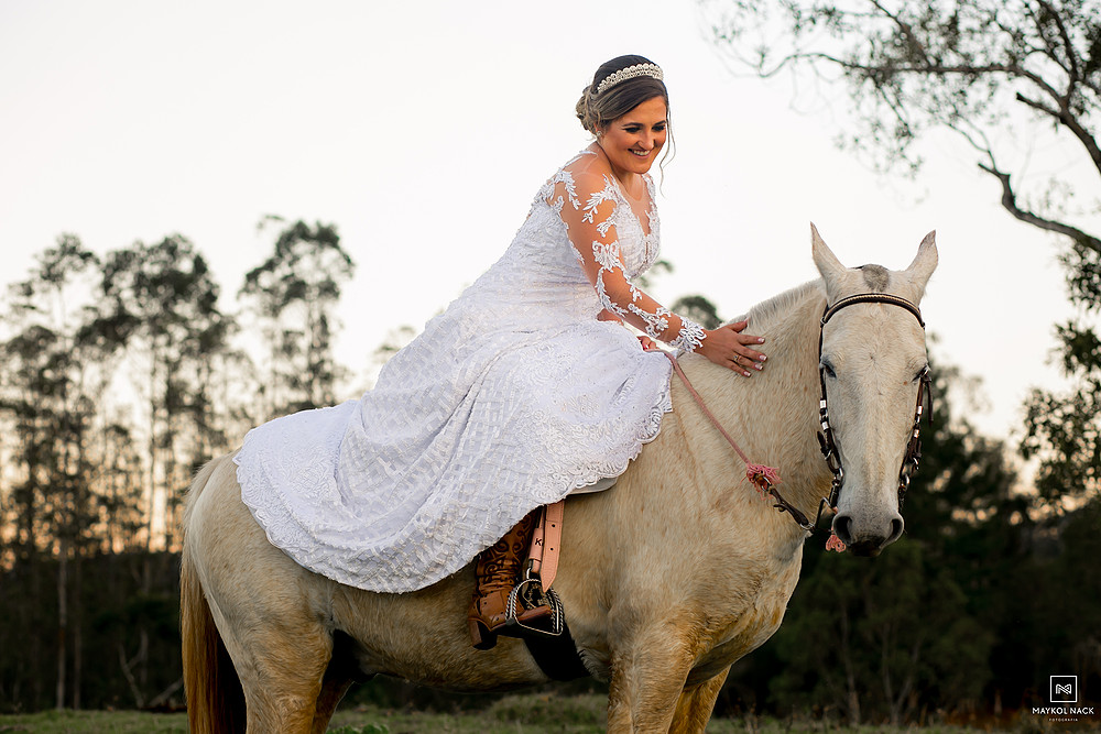 vestido de noiva com cavalo