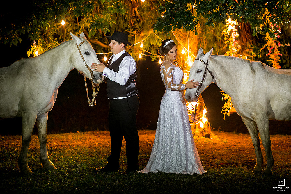 vestido de noiva e cavalo branco