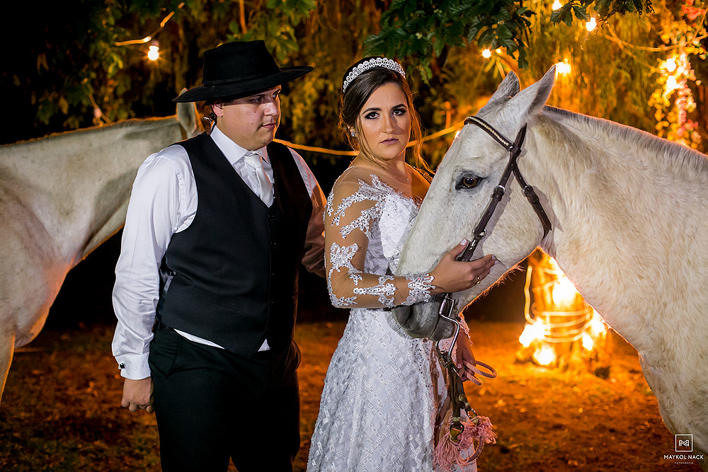 cavalo branco e vestido de noiva