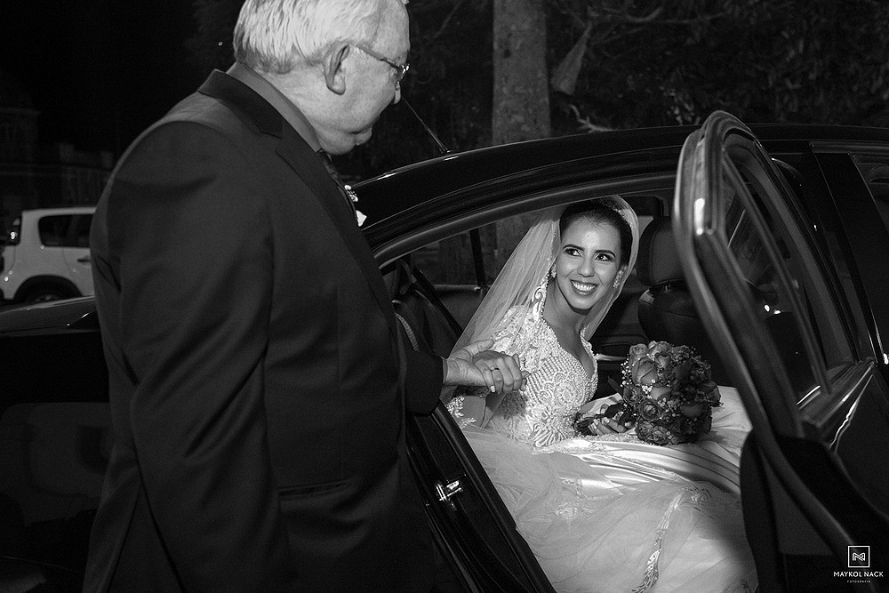noiva saindo do carro com o pai
