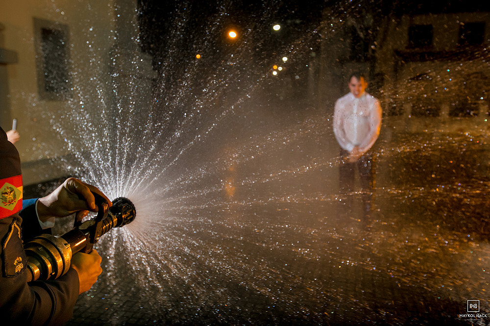 banho bombeiro após o casamento
