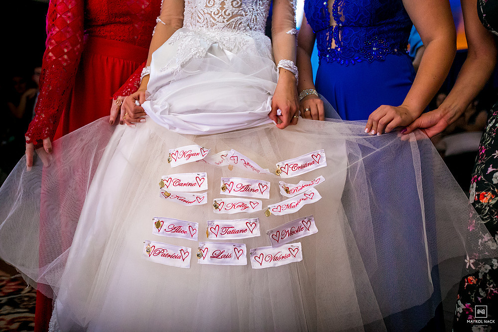 nomes na barra do vestido aline mota designer