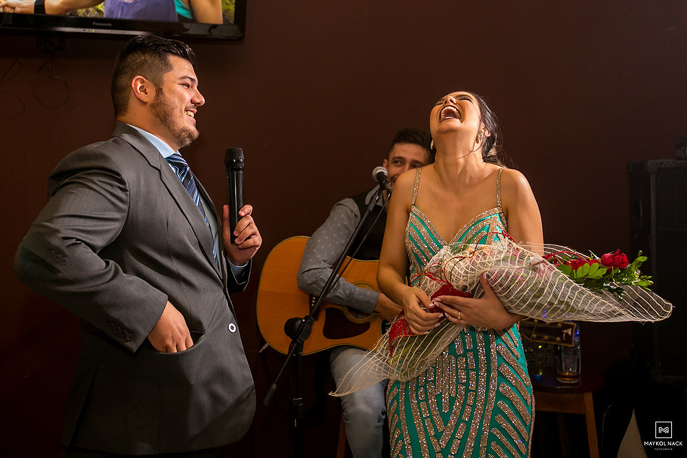 casal feliz após pedido de noivado