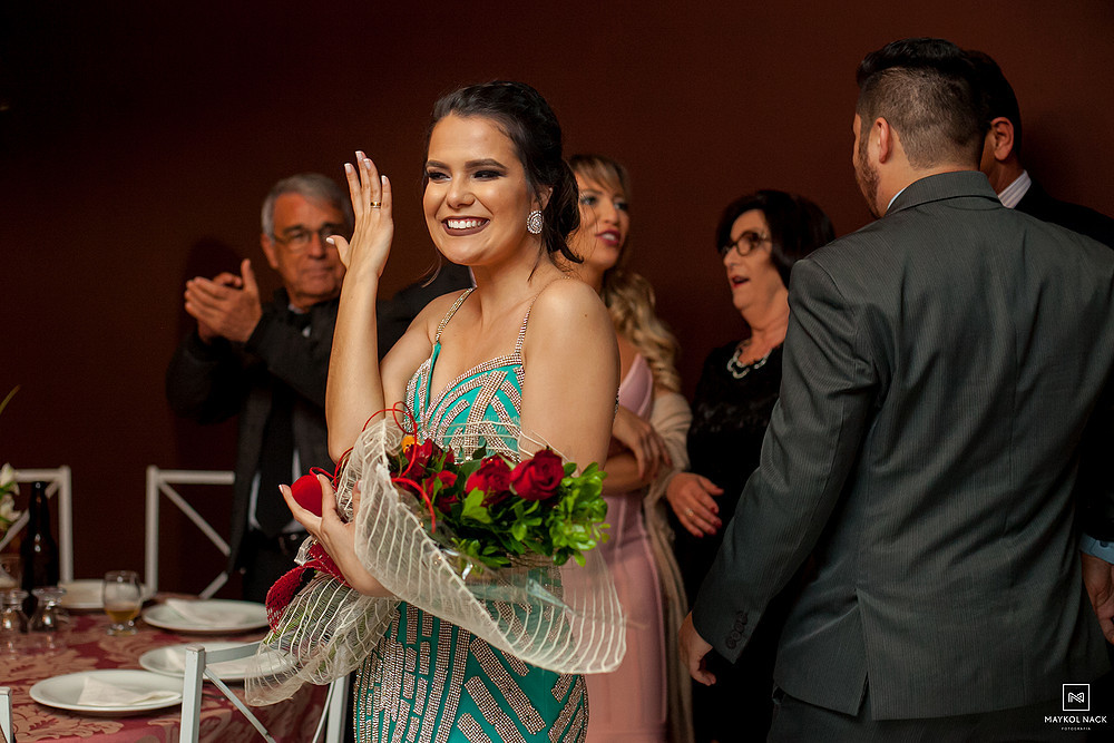 Noiva feliz com anel de noivado