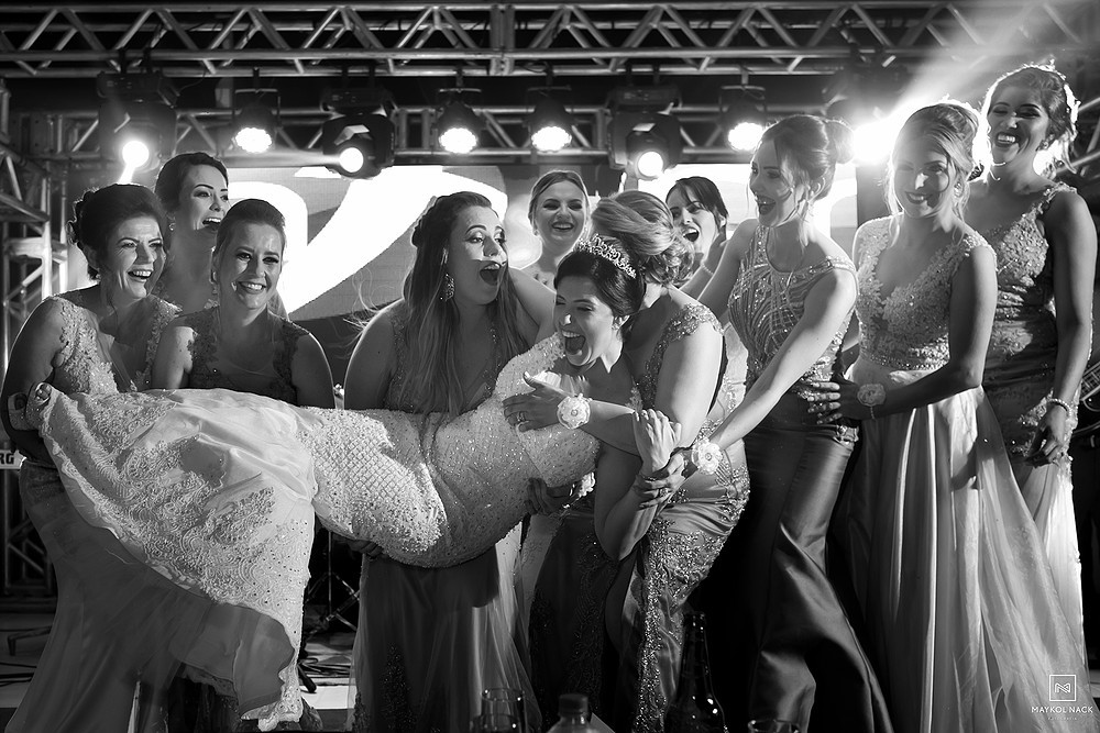 noiva e amigas em armazem