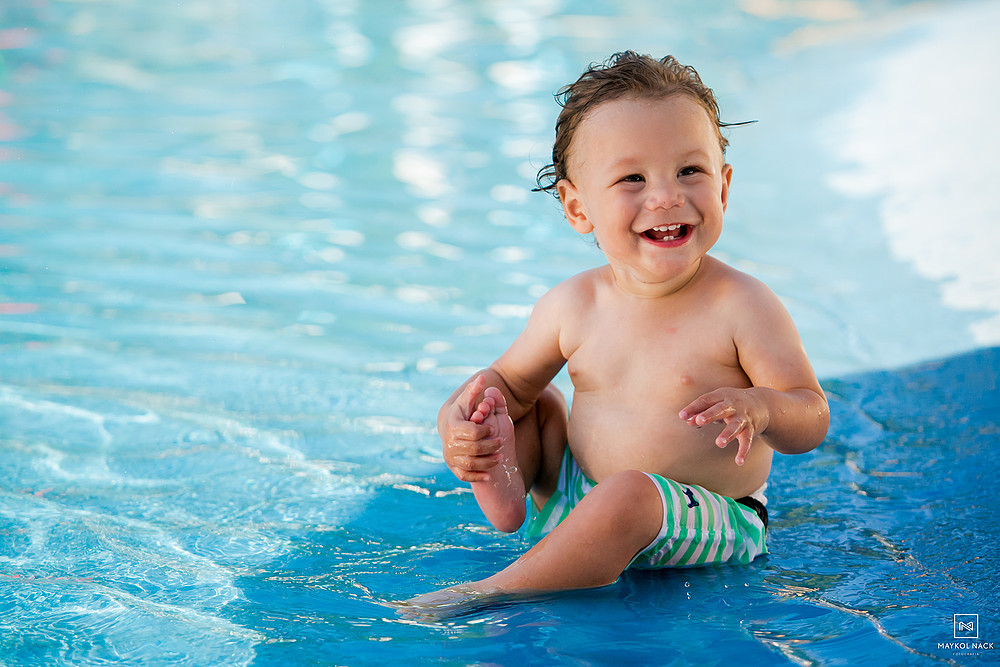 fotografia de família na piscina