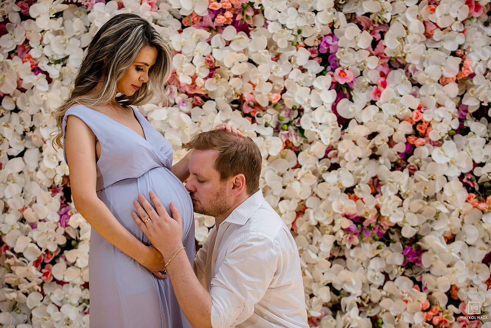 ensaio gestante parede de flores