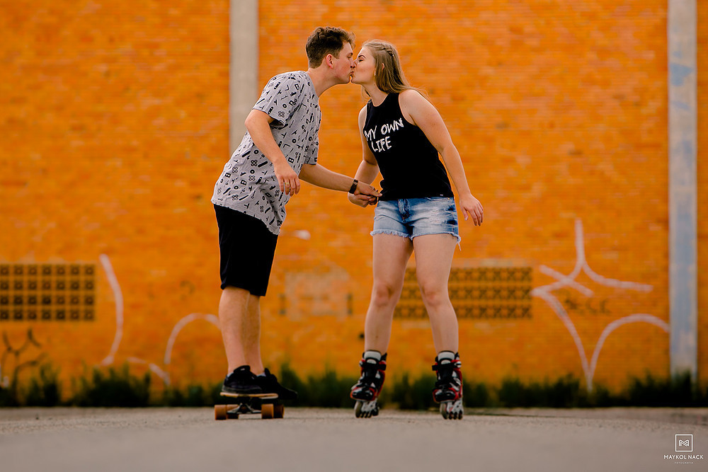 casal com roller e longboard criciuma