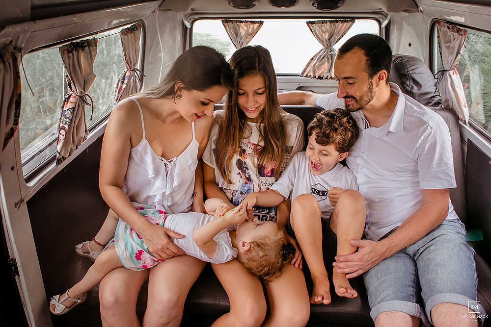 noivos e família na kombi