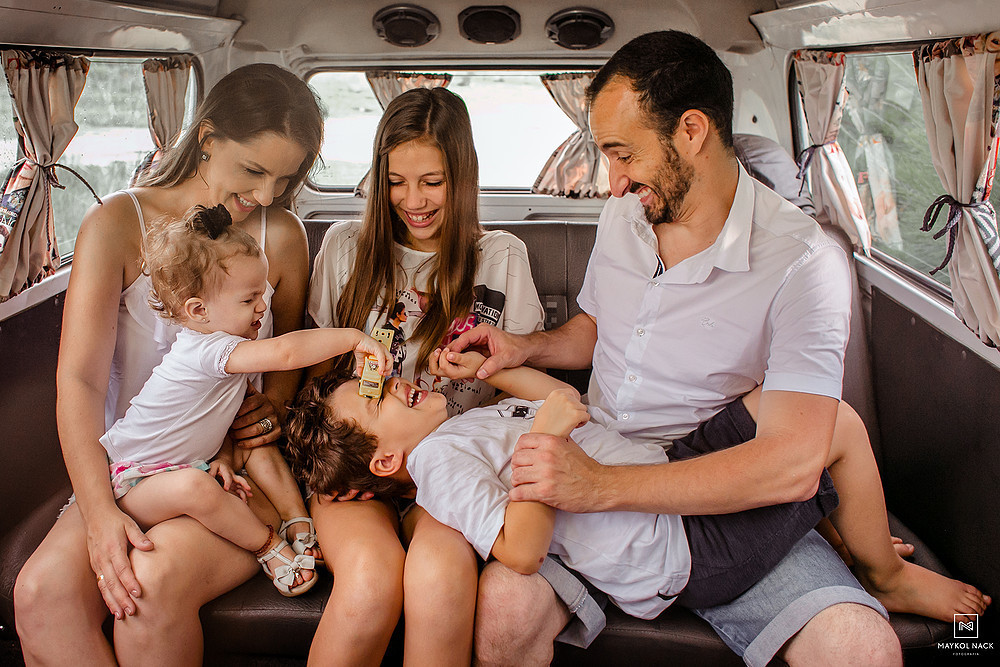 fotógrafo e sua família na kombi