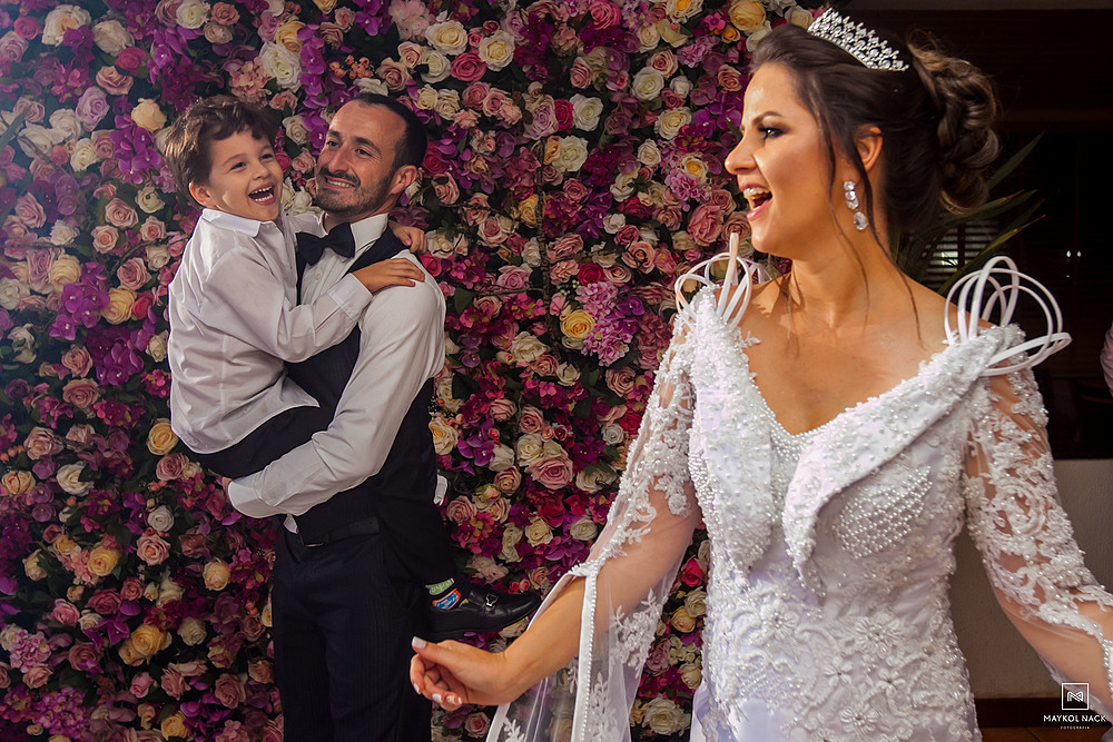 pais com o filho no casamento