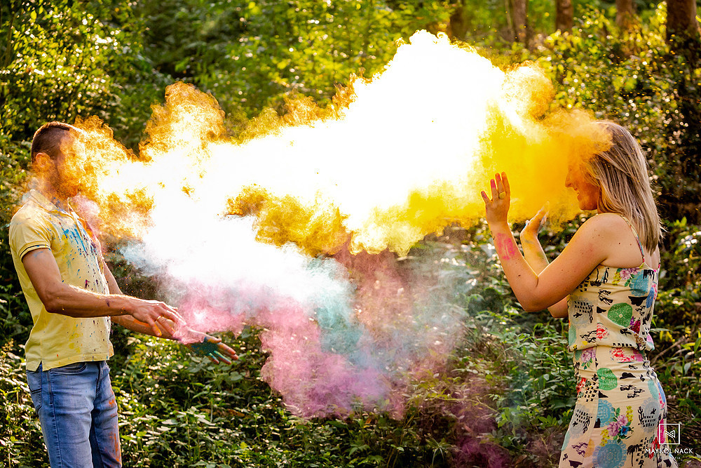casal com pó colorido