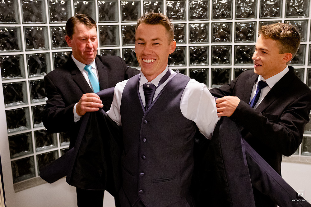 traje noivo social casamento preparativos amigos irmao pai familia