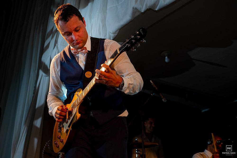 noivo tocando guitarra