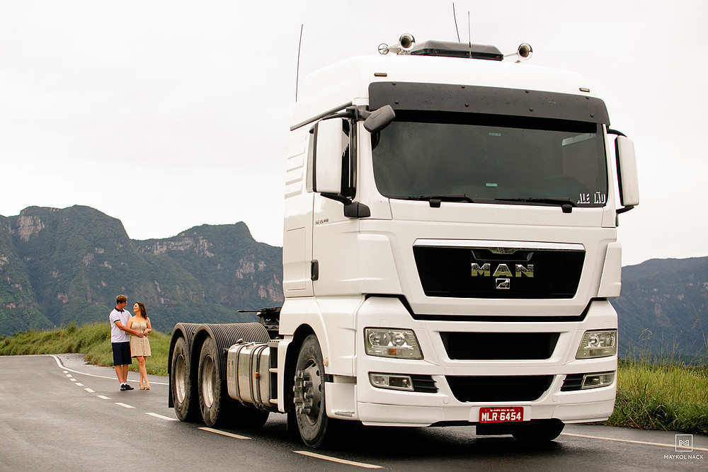 fotógrafo de casal com caminhão