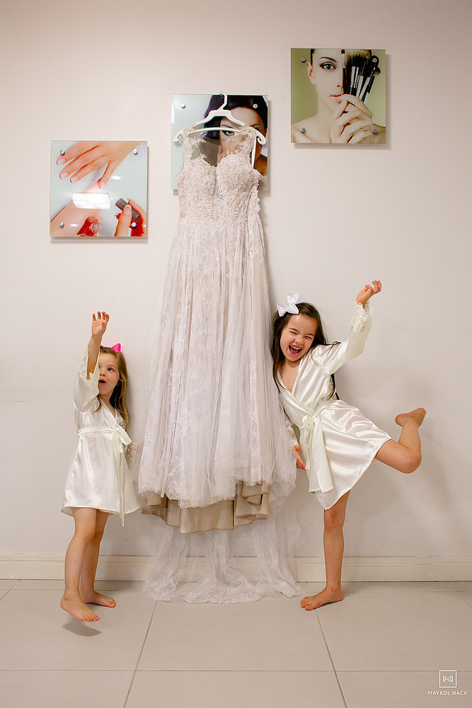 filhas com o vestido da mae noiva