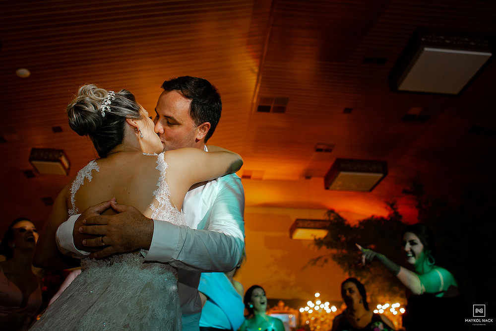 noivos felizes na cegero