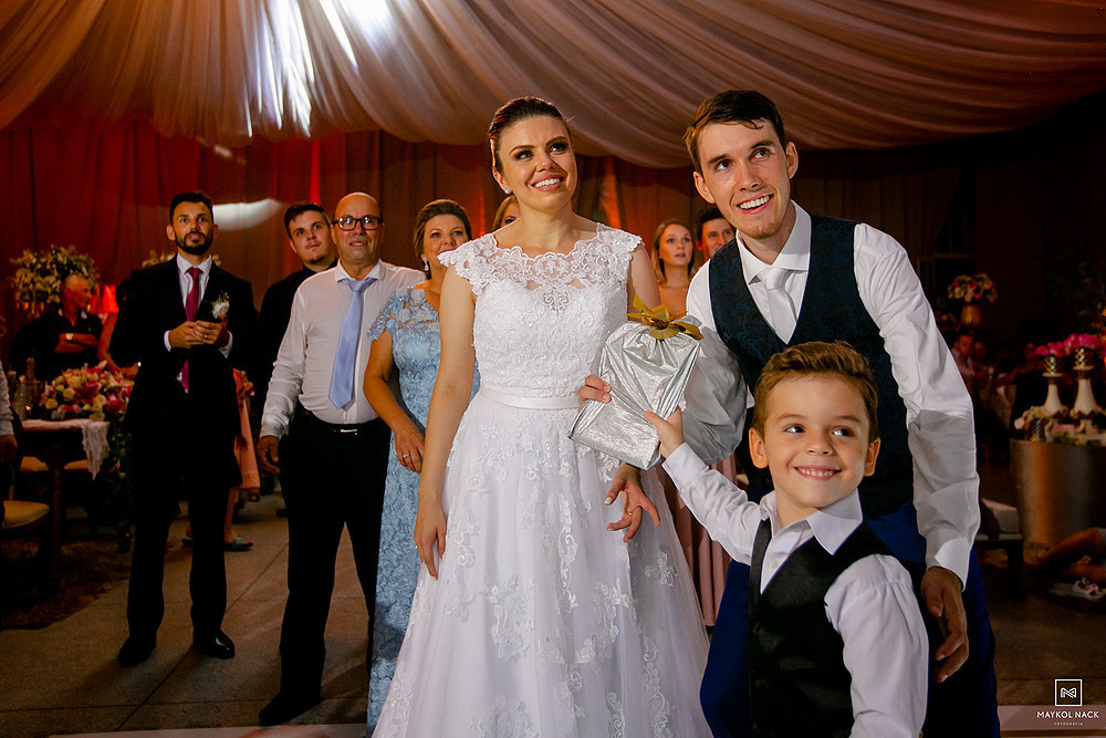 noivos felizes em casamento