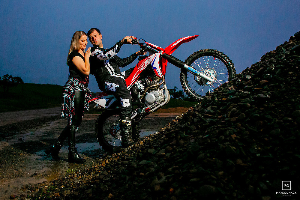 ensaio de casal chovendo e de moto