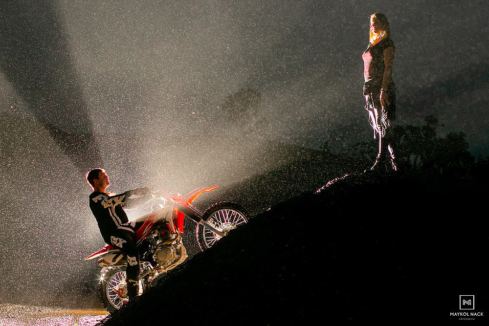 casal com moto de trilha e chovendo no pré casamento