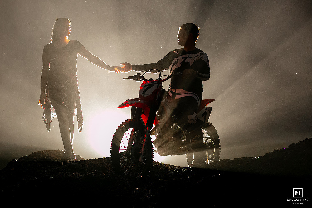 casal com moto de trilha