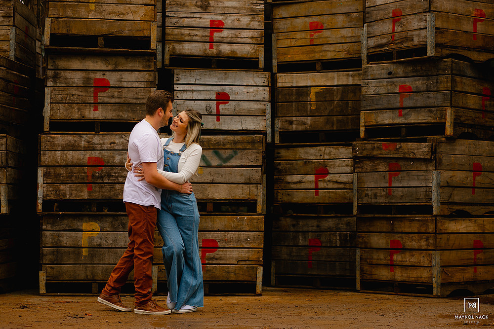 ensaio de casal nas caixas de maçãs