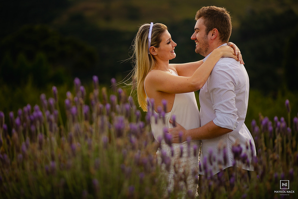 fotos de casal no meio das lavandas