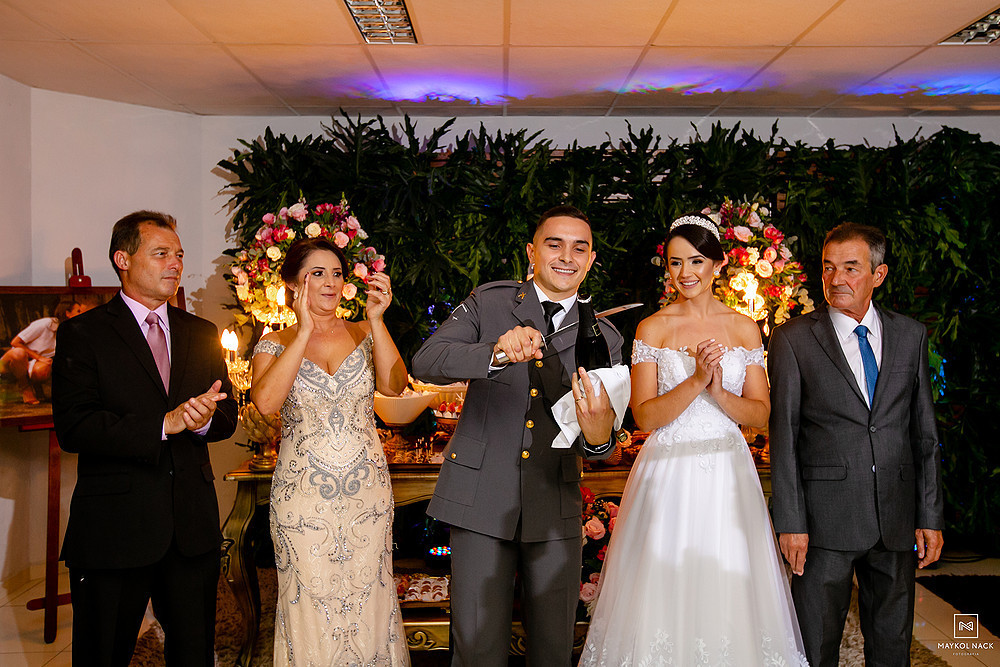 noivo abrindo a espumante com sabre