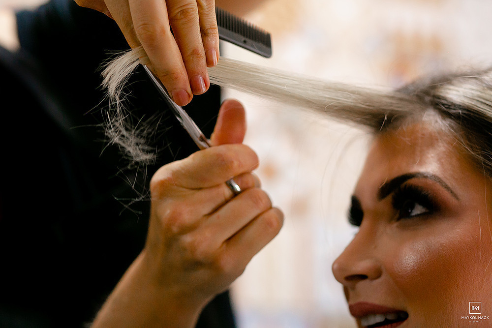 noiva cortando cabelo no dia do casamento