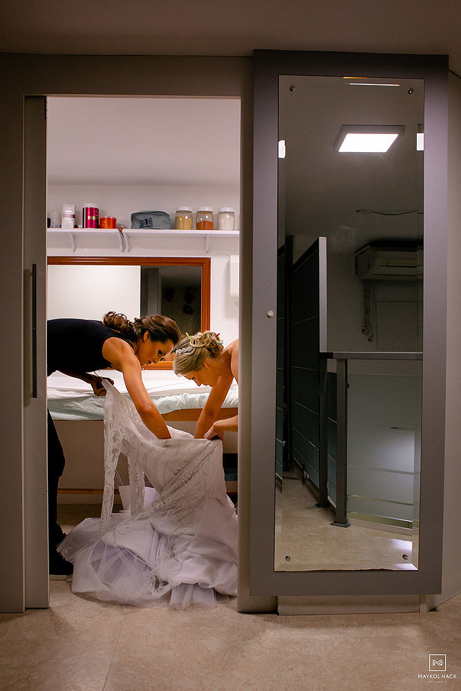 noiva colocando o vestido