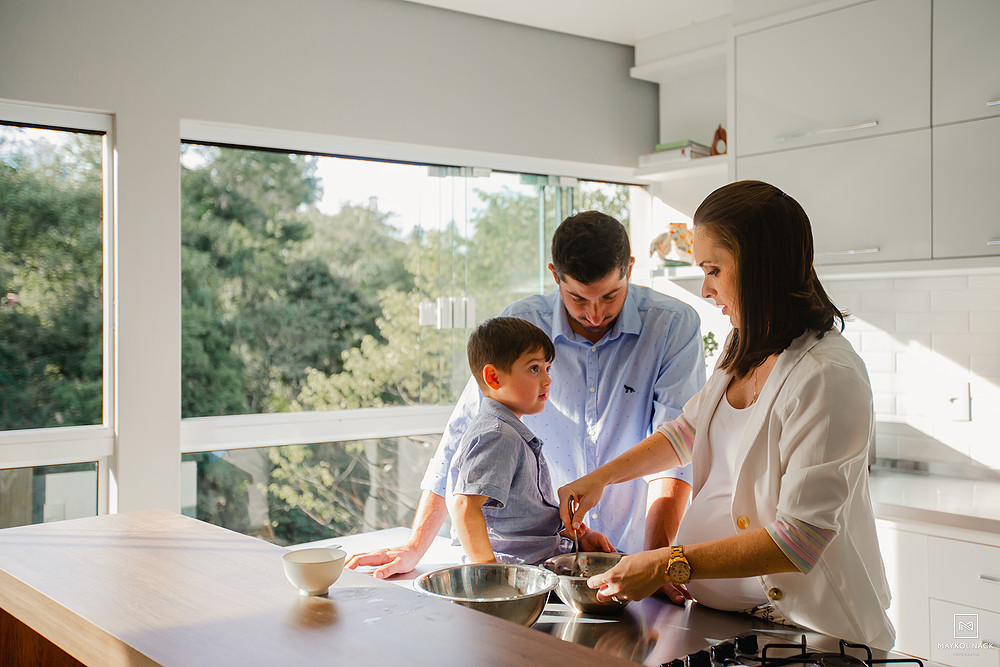 familia gestante cozinhando