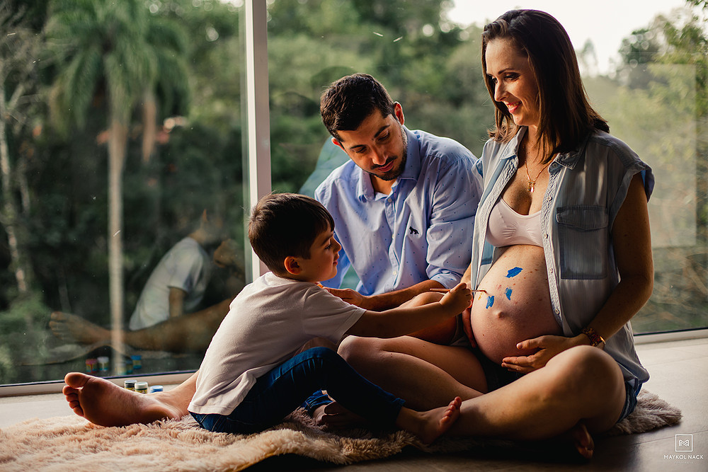 pintando a barriga da mae gravida