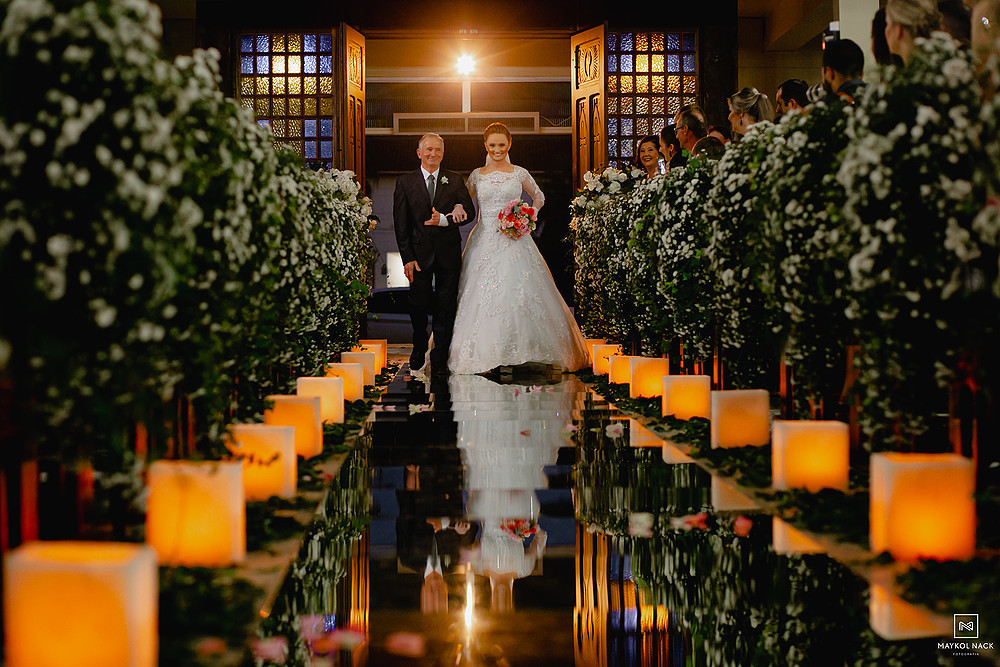 noiva entrando igreja tapete de espelho