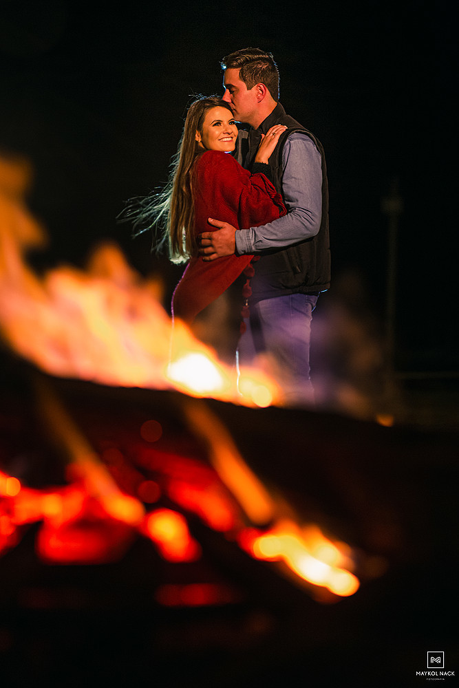 fotos de casal com fogueira a noite