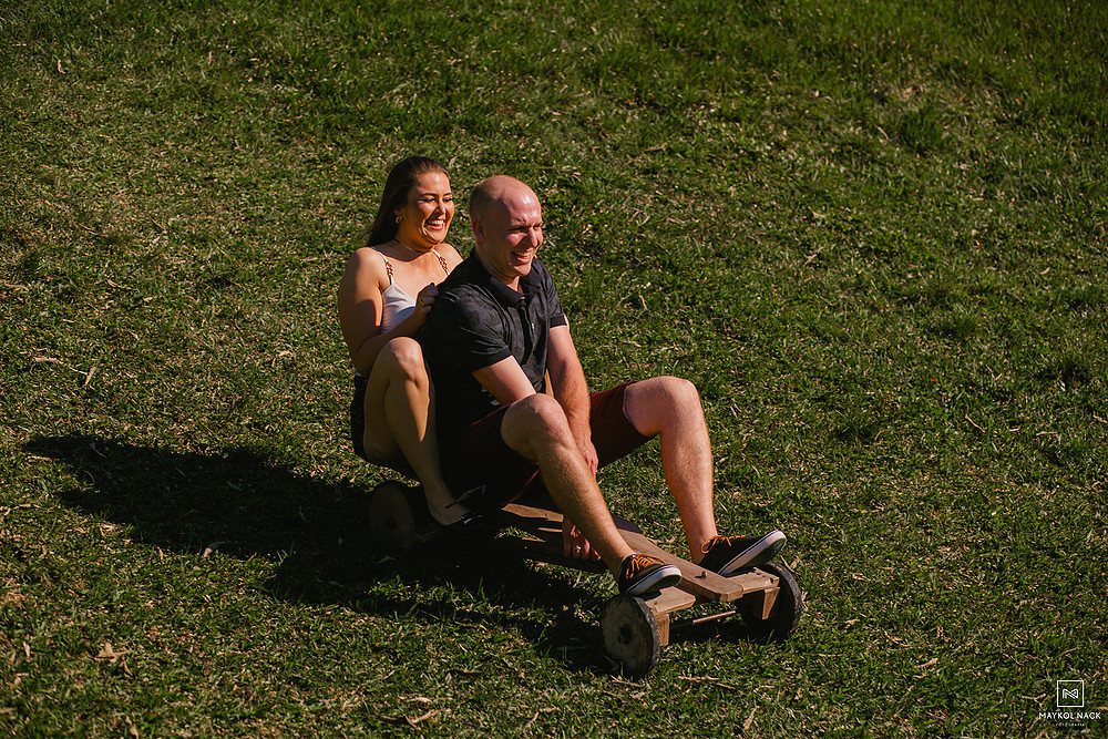 casal andando de carretilha
