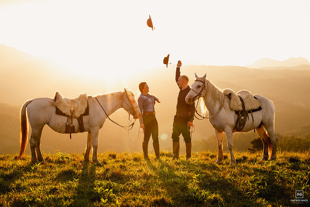 ensaio no por do sol com cavalos