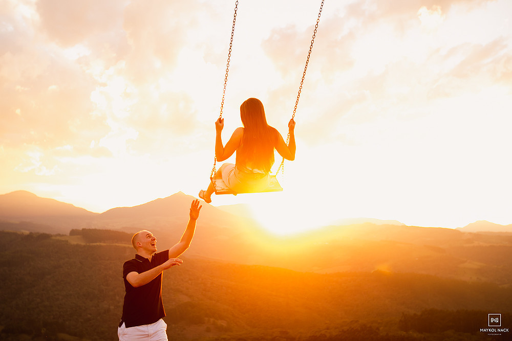 fotos de casal no balanço no por do sol