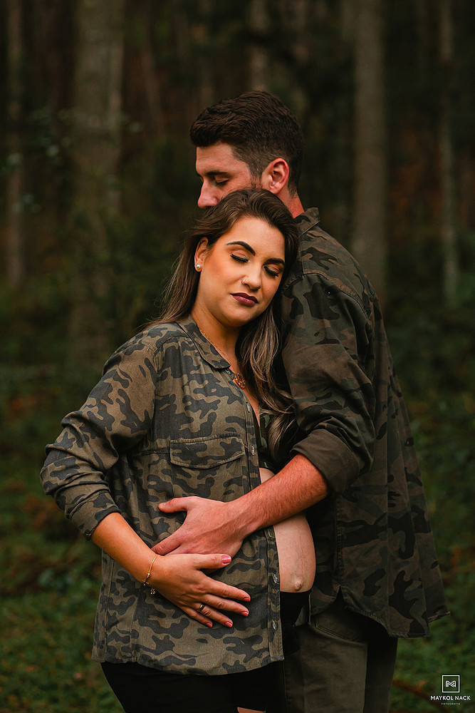 mae com roupa camuflada