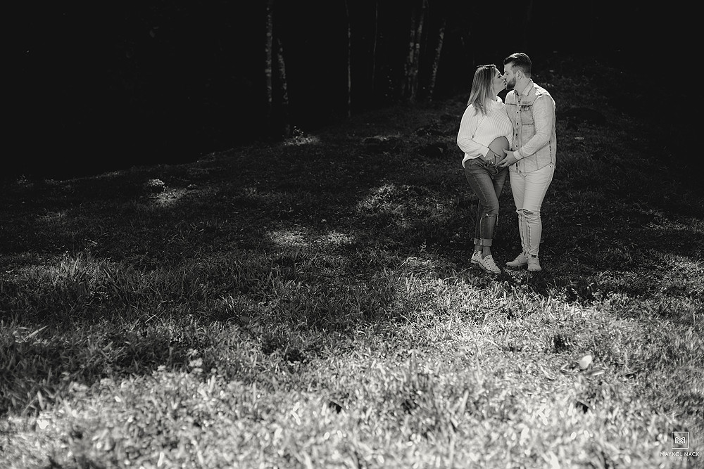 casal de gestante beijando