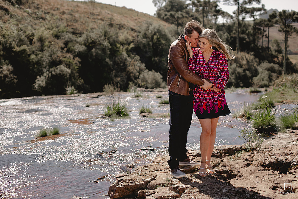 casal comemorando bodas viagem cambara do sul