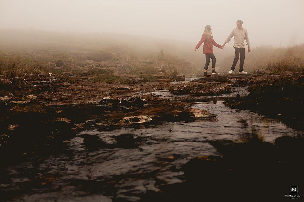 fotógrafo no meio da neblina nos indios coroados